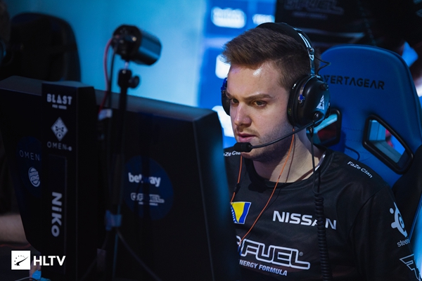 Way 神泰坦在整场比赛中表现出色 Smash 羽毛到处飞舞，赢得了第一场比赛 T1 2-1 KT Rolster