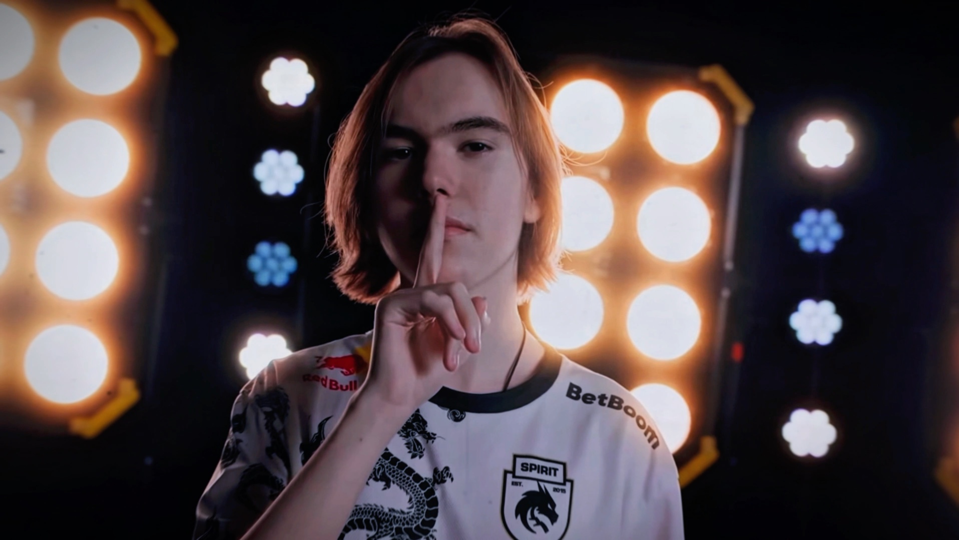 经典三核输出！ Elk Ezreal冲刺并赢得了团战， Bilibili Gaming 在第一场比赛中击败了 Top Esports