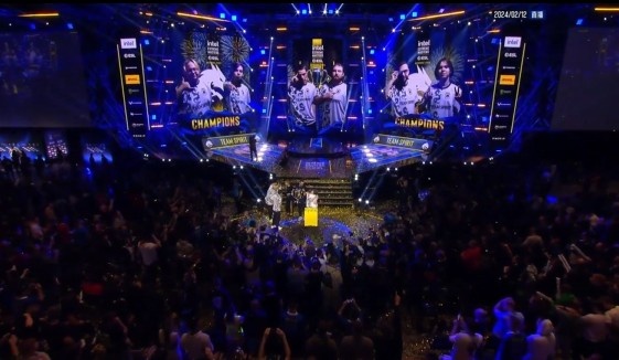 目前LCK联赛前两名的队伍是：T1、GEN Clozer、Peyz、Keria、Oner、Canyon以400积分并列POG榜首